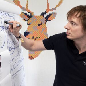 Andreas Schatzler plant ein Projekt am Flip-Chart