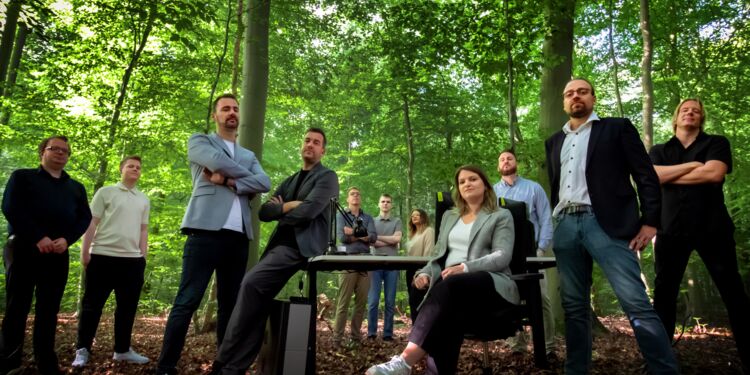 Das Netzhirsch-Team hat sich für ein Gruppenfoto im Wald versammelt.