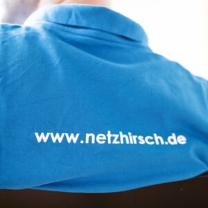 Poloshirt mit Internetadresse auf dem Rücken